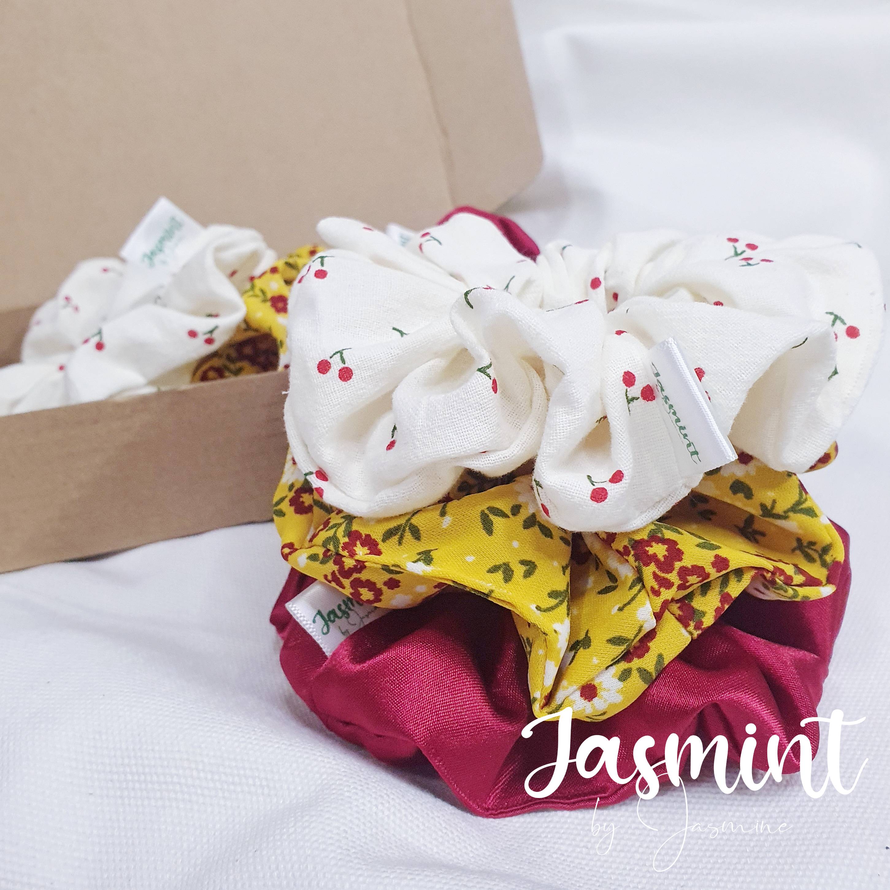 Scrunchies Đồ cột tóc, buộc tóc vải scrunchy hoa nhí vàng đỏ đáng yêu, scrunchies satin bóng, cherry xinh xắn siêu phồng Jasmint