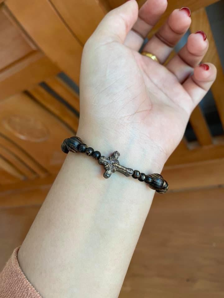 Vòng mân côi thánh giá - trầm hương sánh chìm - đeo cổ đeo tay