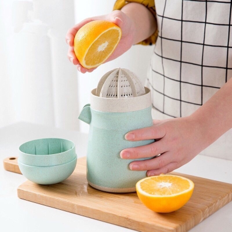 DỤNG CỤ VẮT NƯỚC CAM - MÁY ÉP HOA QUẢ LÀM NƯỚC TRÁI CÂY, SINH TỐ TẠI NHÀ CỰC DỄ DÀNG - DỤNG CỤ ÉP HOA QUẢ KÈM BÌNH ĐỰNG NƯỚC CÓ VÒI CỰC TIỆN LỢI - CHẤT LIỆU LÚA MẠCH CAO CẤP AN TOÀN TUYỆT ĐỐI CHO SỨC KHỎE
