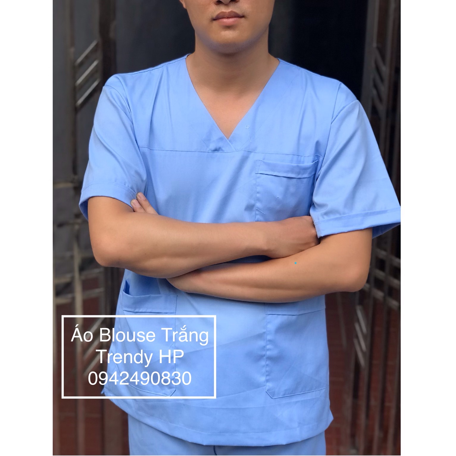 Bộ scrubs phẫu thuật nam cổ tim màu xanh dương