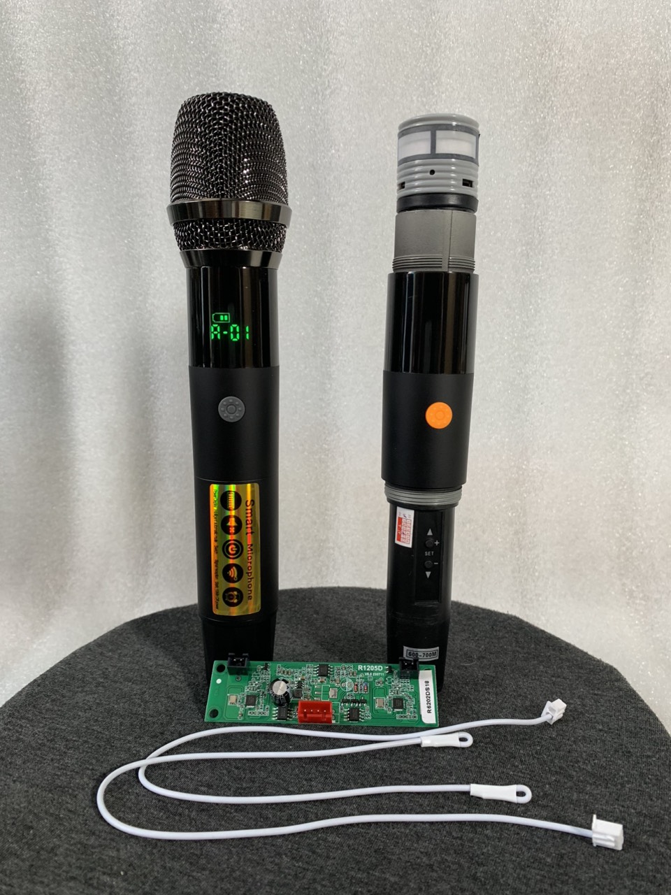 Micro loa kéo UHF 2 màn hình full nhôm chống hú cực hay