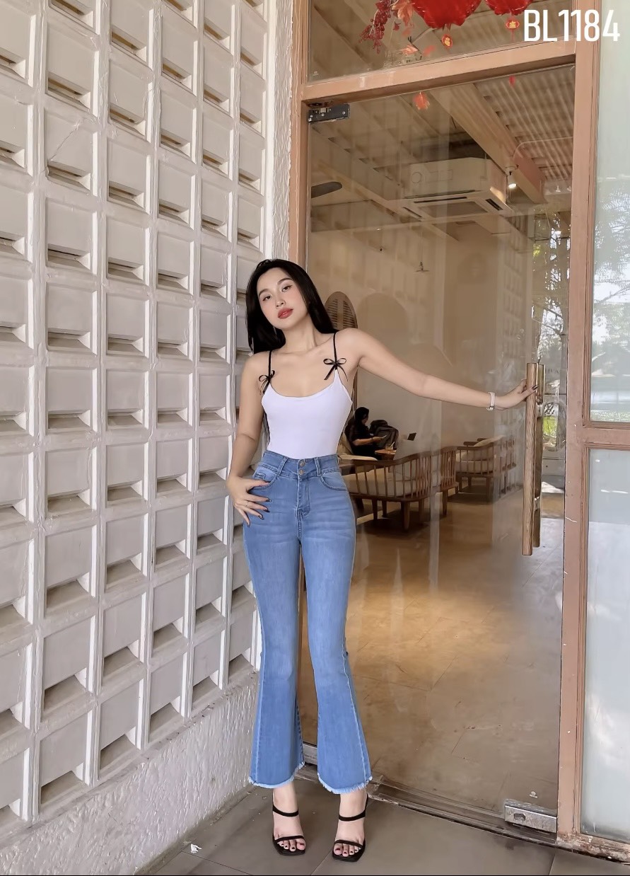 Quần jeans nữ 9 tấc ống loe nhẹ
