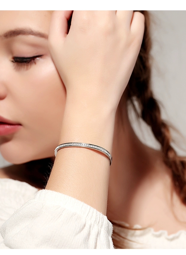 Vòng tay nữ vòng tay titan không han gỉ - mẫu 1 hàng đá, thiết kế tinh xảo, sang trọng và thời thượng, phù hợp với mọi loại trang phục