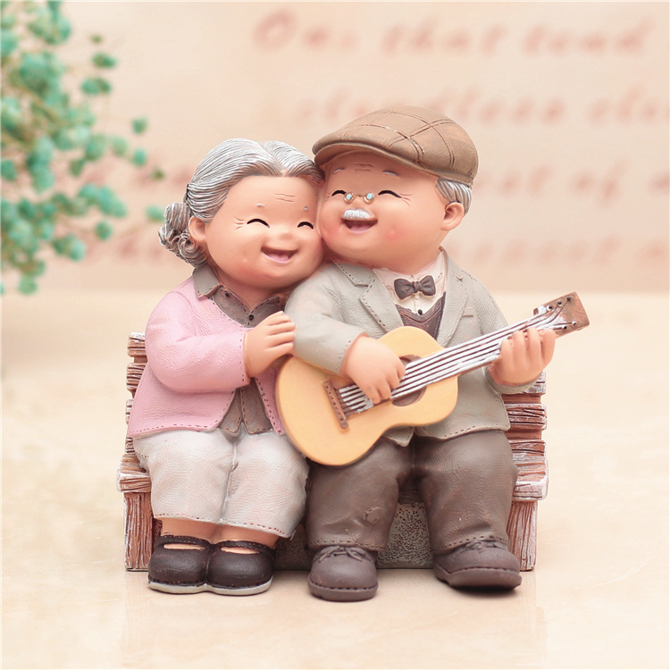 Tượng ông bà đánh đàn ghi ta