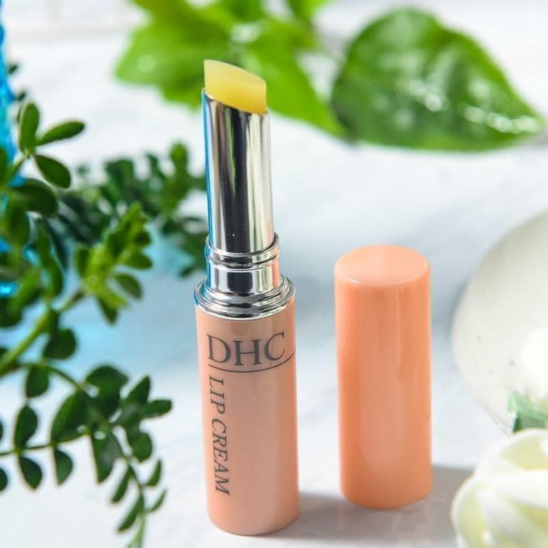 Son dưỡng DHC Lip Cream có nguồn gốc hoàn toàn từ tự nhiên với dầu olive nguyên chất, lá lô hội, cam thảo và vitamin E…Là một trong những sản phẩm best-seller của hãng mỹ phẩm nổi tiếng DHC Nhật Bản-minhhanh588