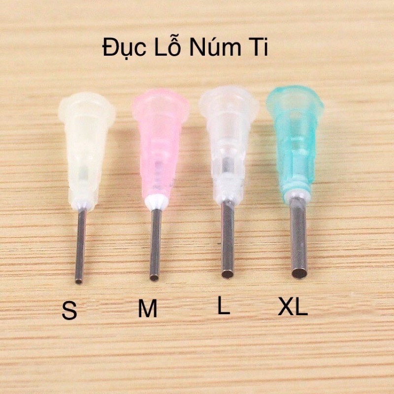 Đục, dập lỗ núm ty cho bé