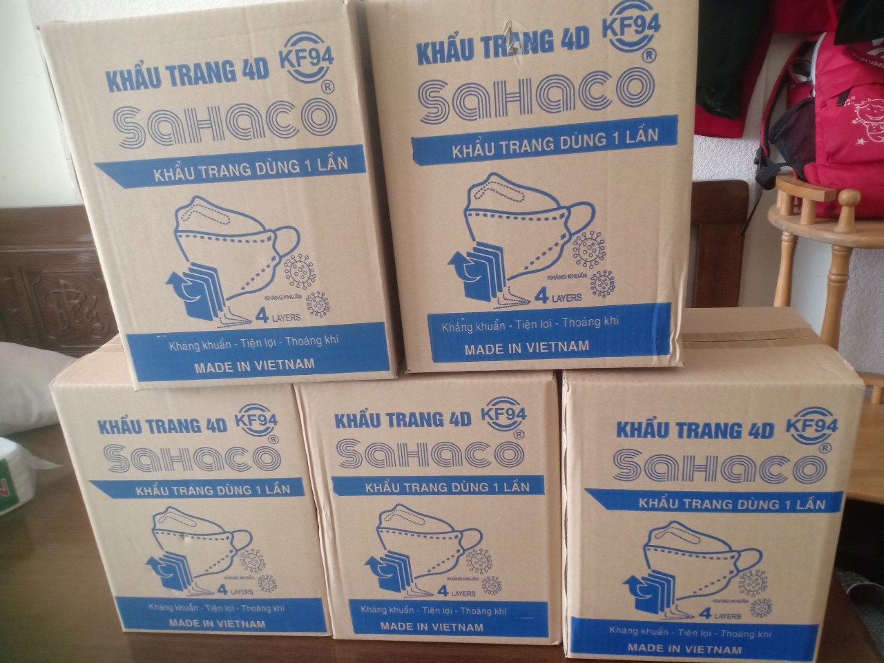 1 thùng 300 cái khẩu trang y tế + cao cấp KF94 SAHACO, kháng khuẩn lọc bụi 99,99%, 30 túi mỗi túi 10 cái