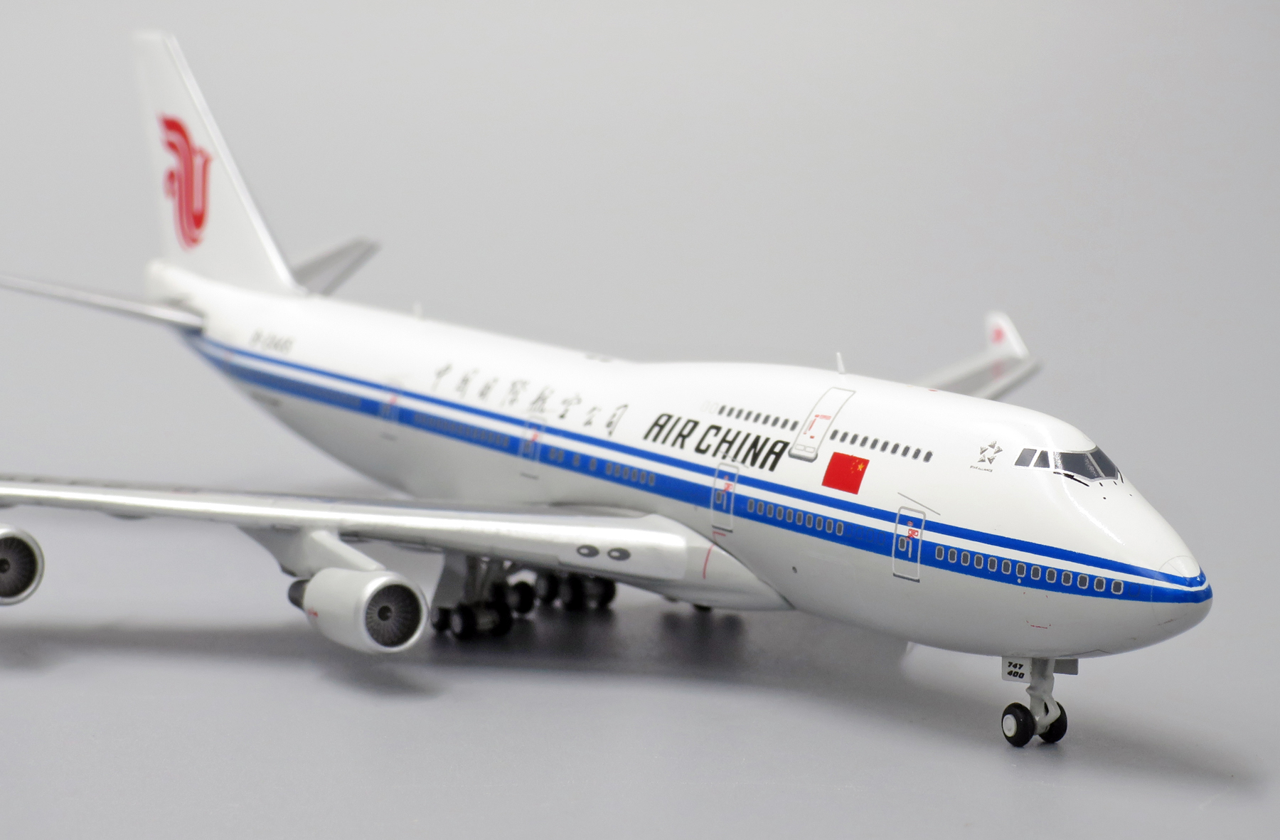 Mô hình máy bay boeing 747-400 air china b-2445 tỉ lệ 1:400