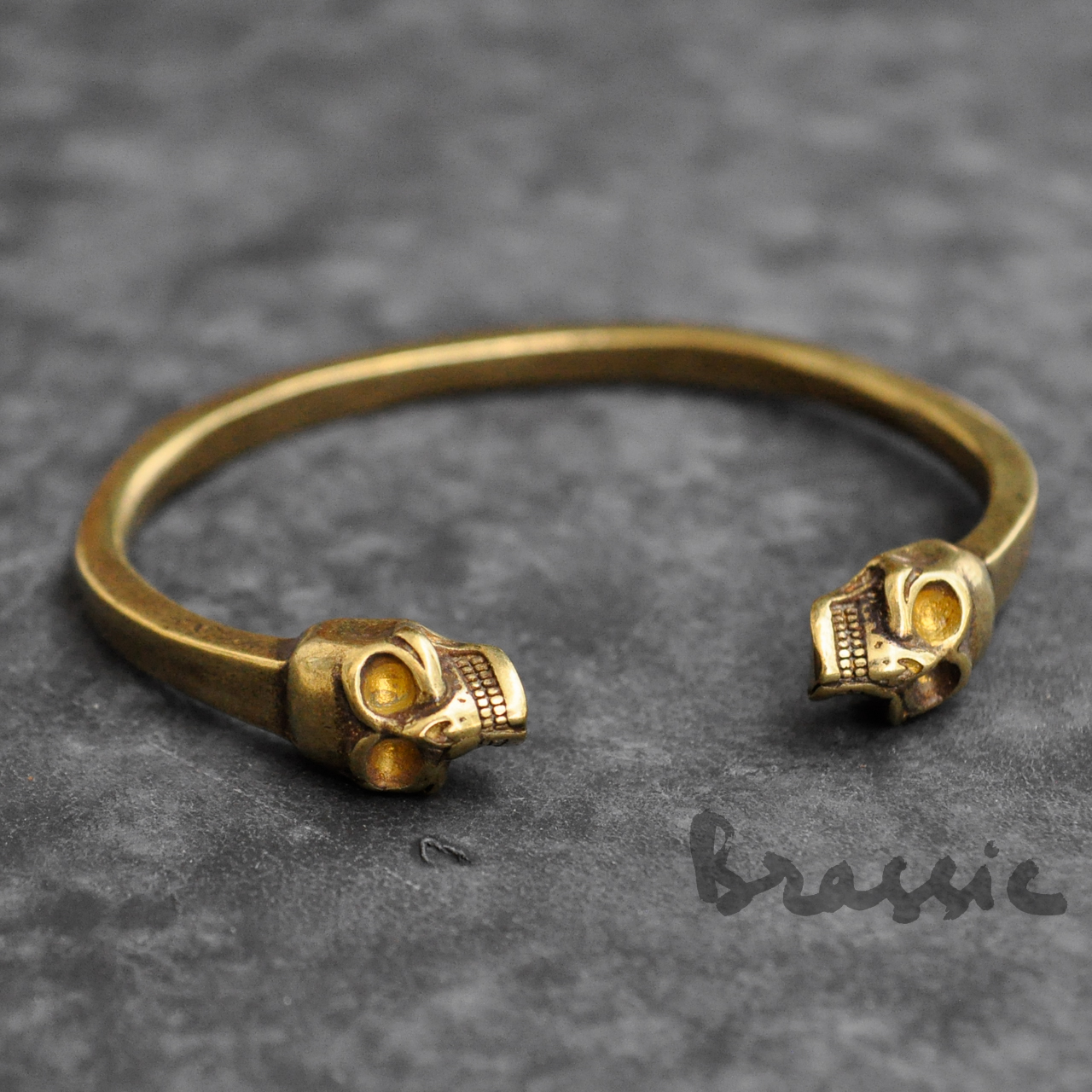 Vòng tay đồng thau Kiềng tay đồng đúc đặc hình đầu lâu Brassic VT08