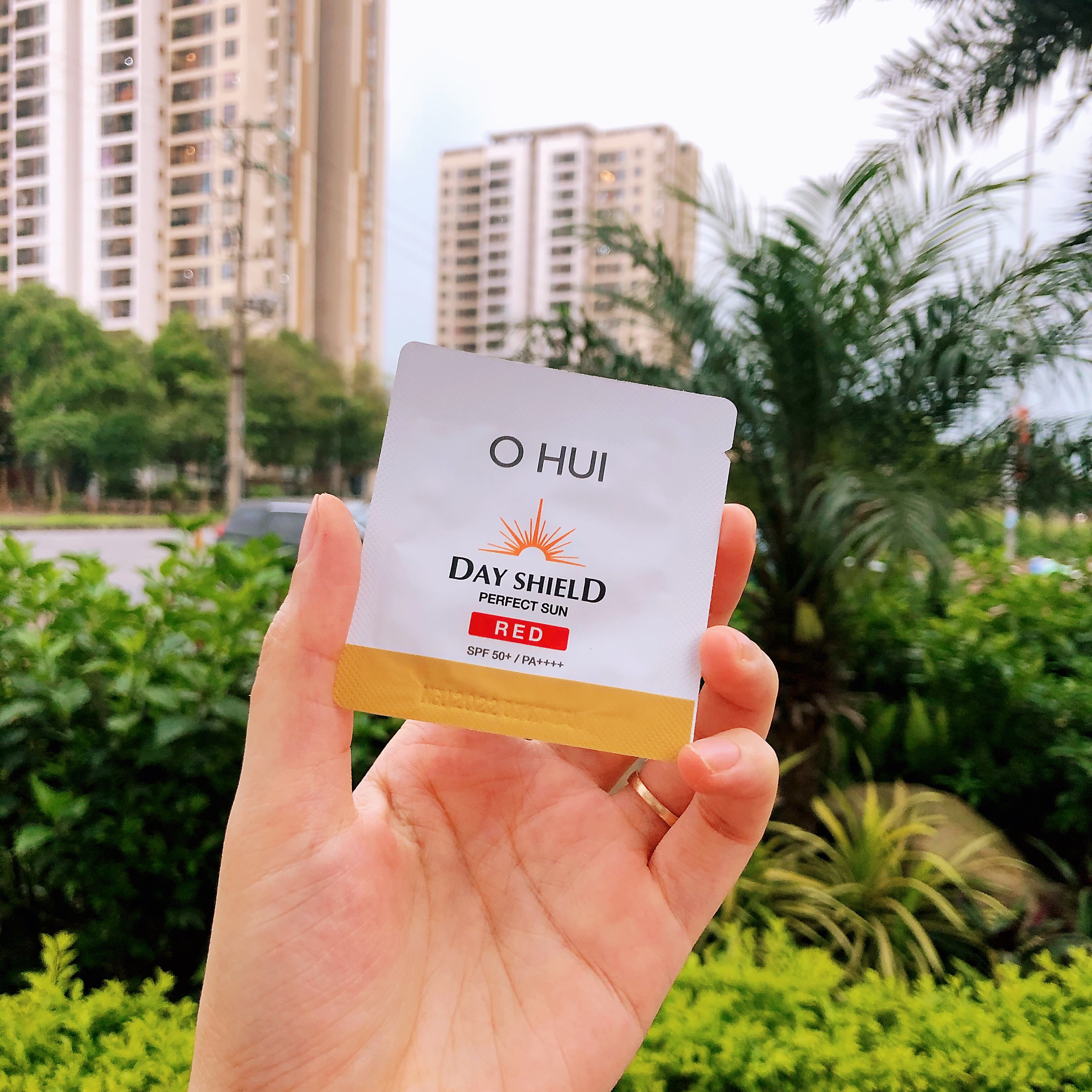 Gói dùng thử kem chống nắng ohui red nâng tông spf 50 pa++++