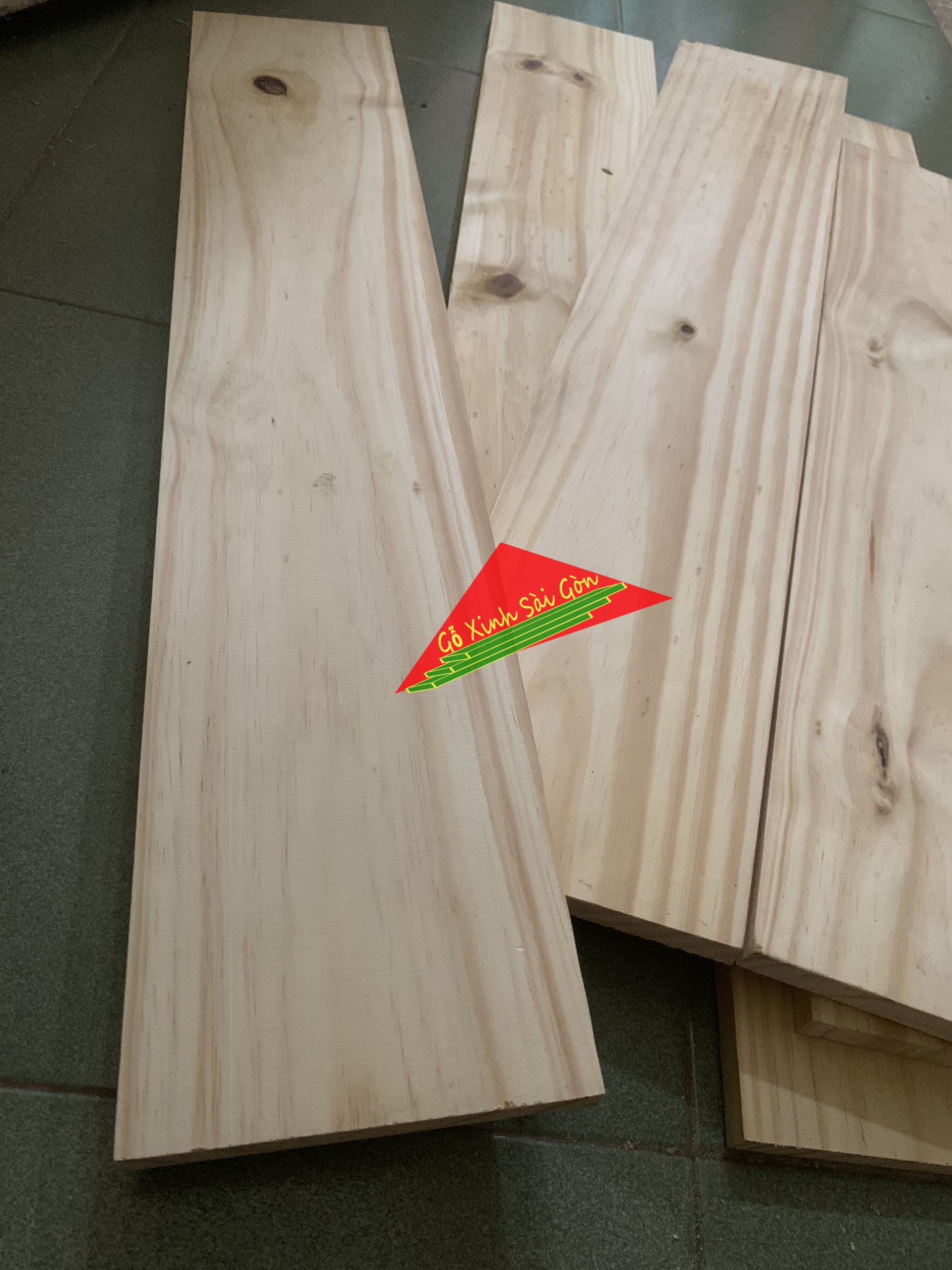 Gỗ thông tấm rộng 14cm,dài 60cm,dày 1.3cm được bào láng 4 mặt thích hợp làm kệ, trang trí,đóng vật dụng, ốp tường,...