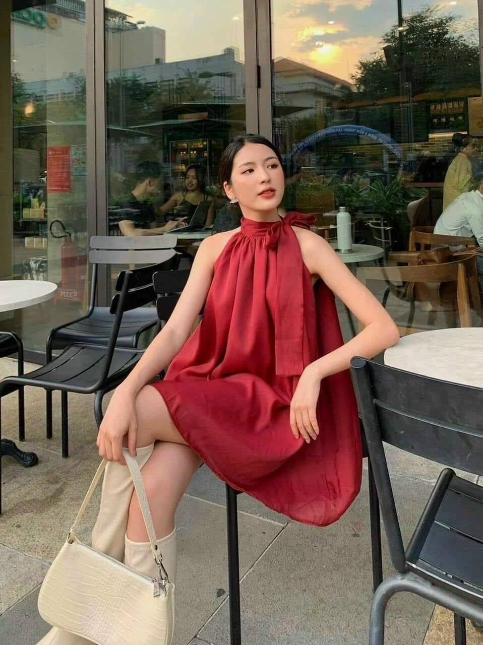 Đầm đỏ cổ yếm nơ