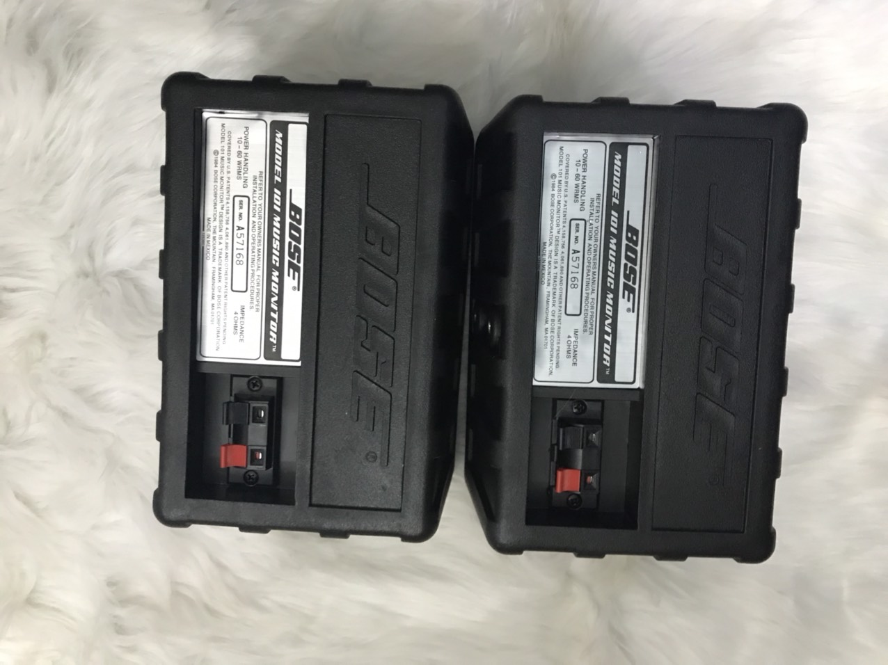 Loa treo tường hiệu Bose 101