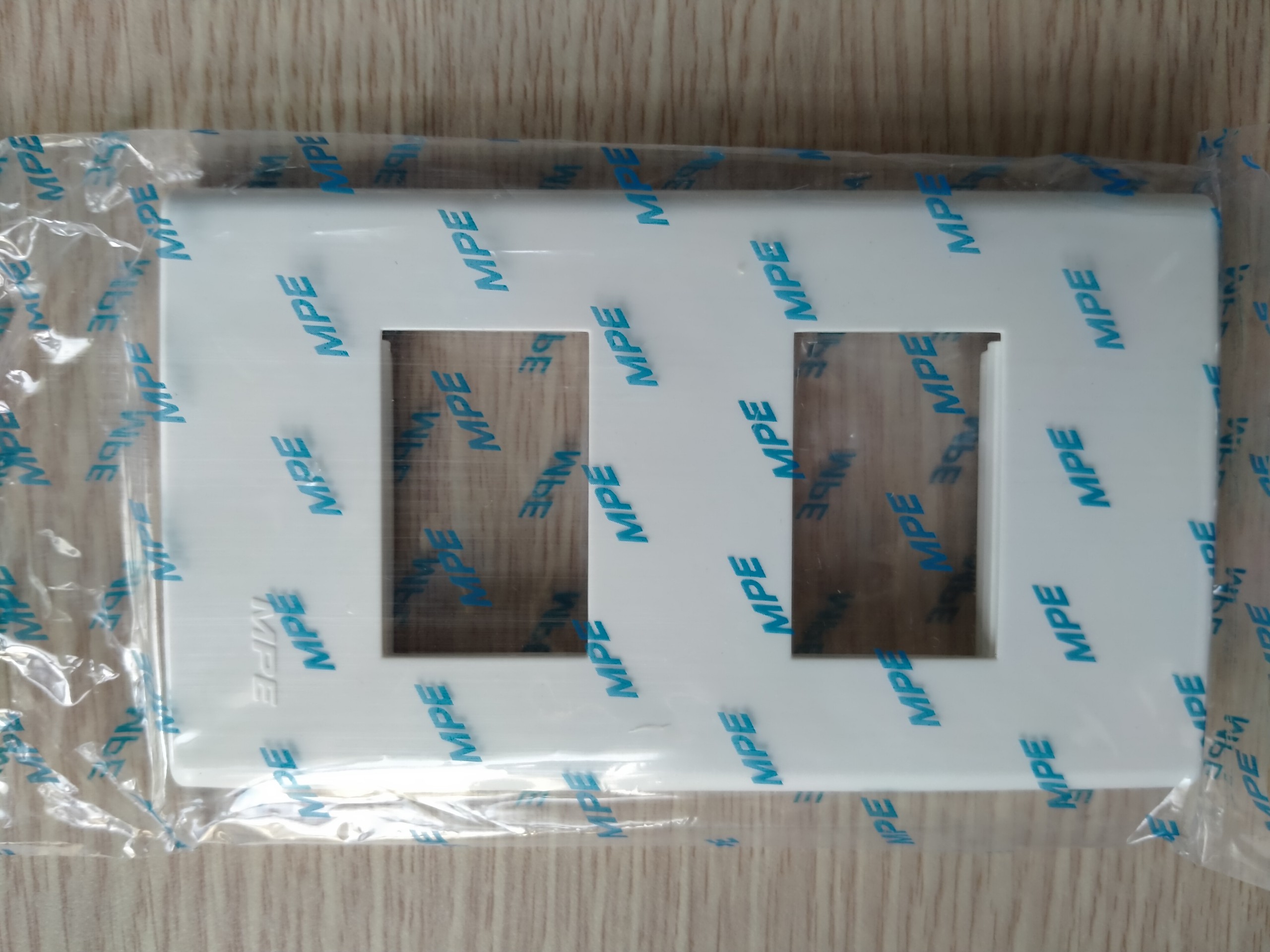 Mặt 1 2 3 Mặt 2P 1P Công tắc 1 chiều, Công tắc 2 chiều, Ổ cắm đơn 2 chấu có màn che, Ổ cắm đôi 3 chấu, Ổ cắm đơn 3 chấu 2 module, Ổ cắm tivi, Ổ cắm điện thoại, Ổ cắm internet, Đèn báo xanh, Đèn báo đỏ, Dimmer - MPE