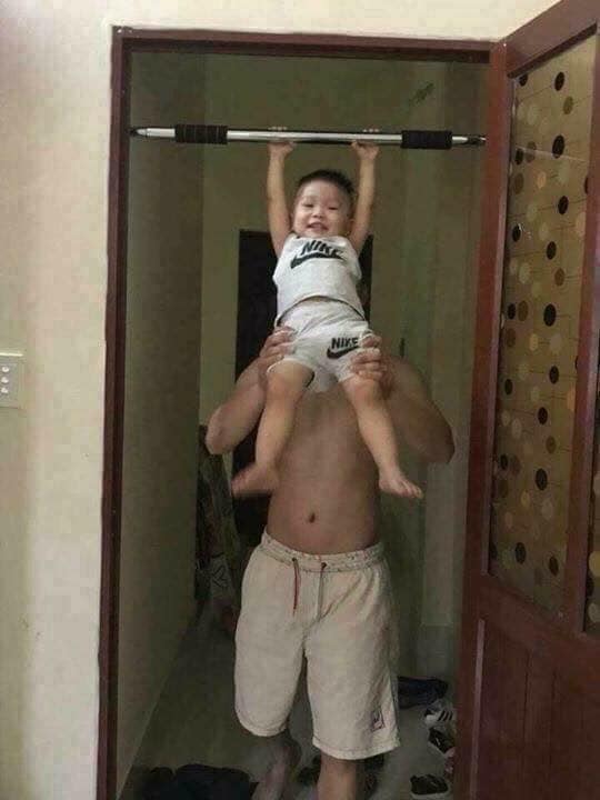 Trong hình ảnh có thể có: 1 người, đang đứng và quần đùi