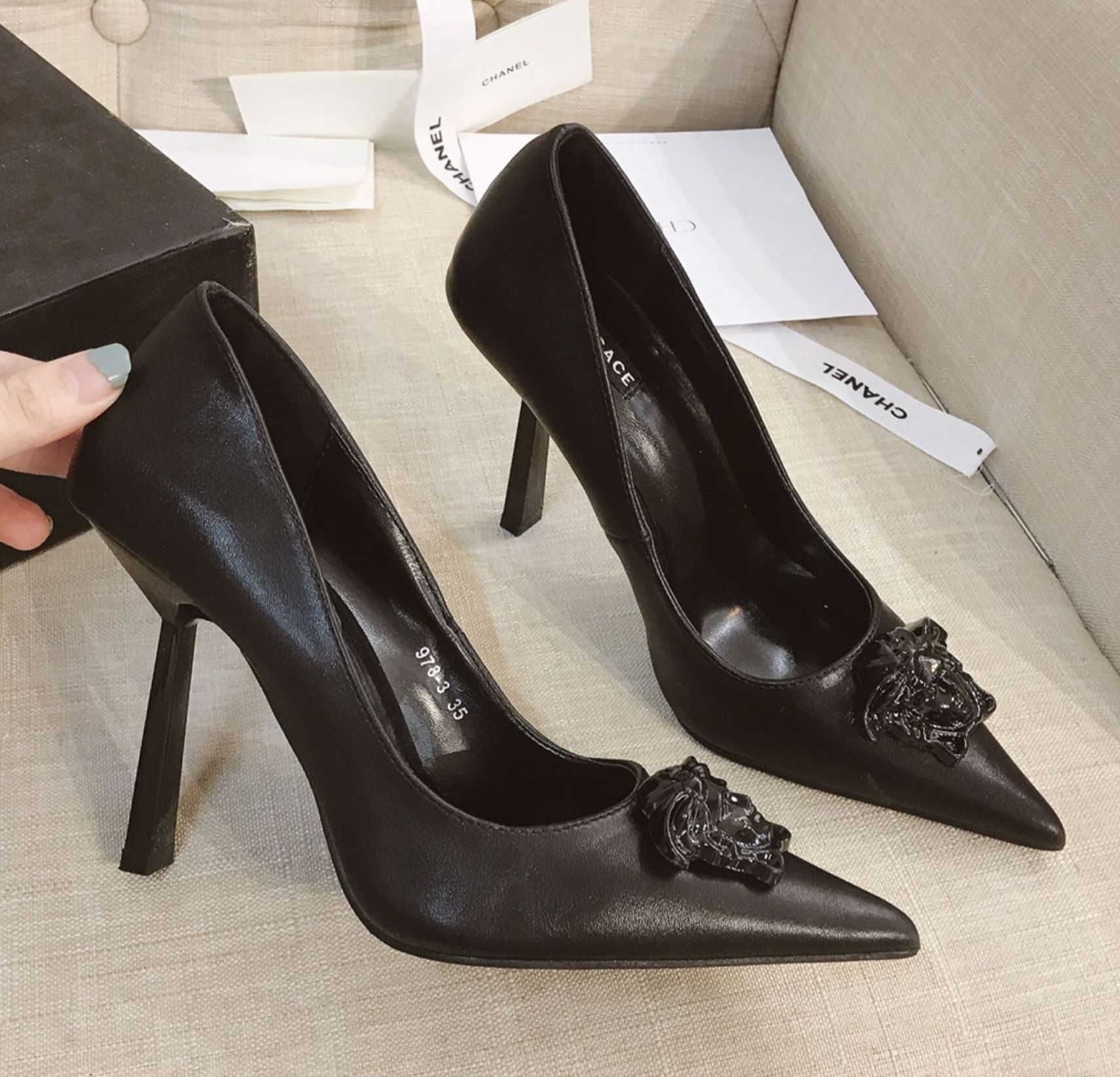Giày cao gót, sandal nữ mũi nhọn về màu đen đẹp quá