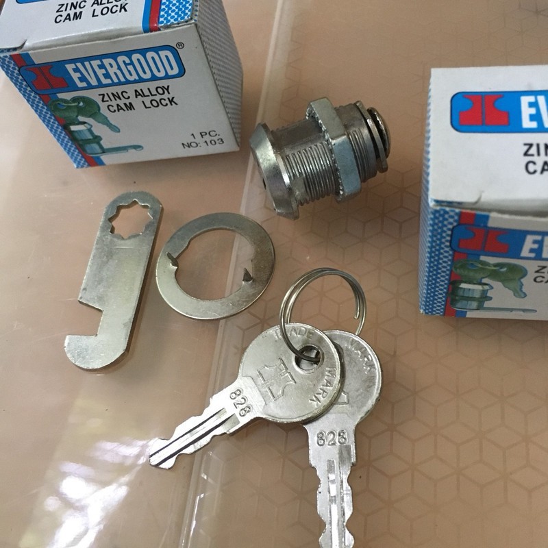 Khóa Tủ Evergood Trục Ngắn Loại Móc