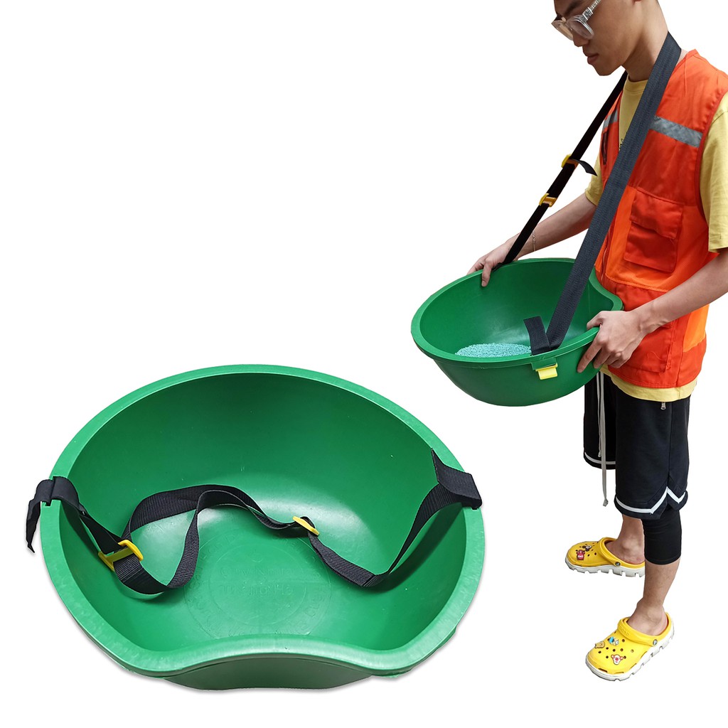 Chậu bón phân cho cây trồng.