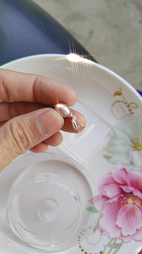 Mặt dây chuyền ngọc trai akoya chuôi bạc y 100%, kiểu giọt có cẩn đá; có tặng dây chuyền bạc