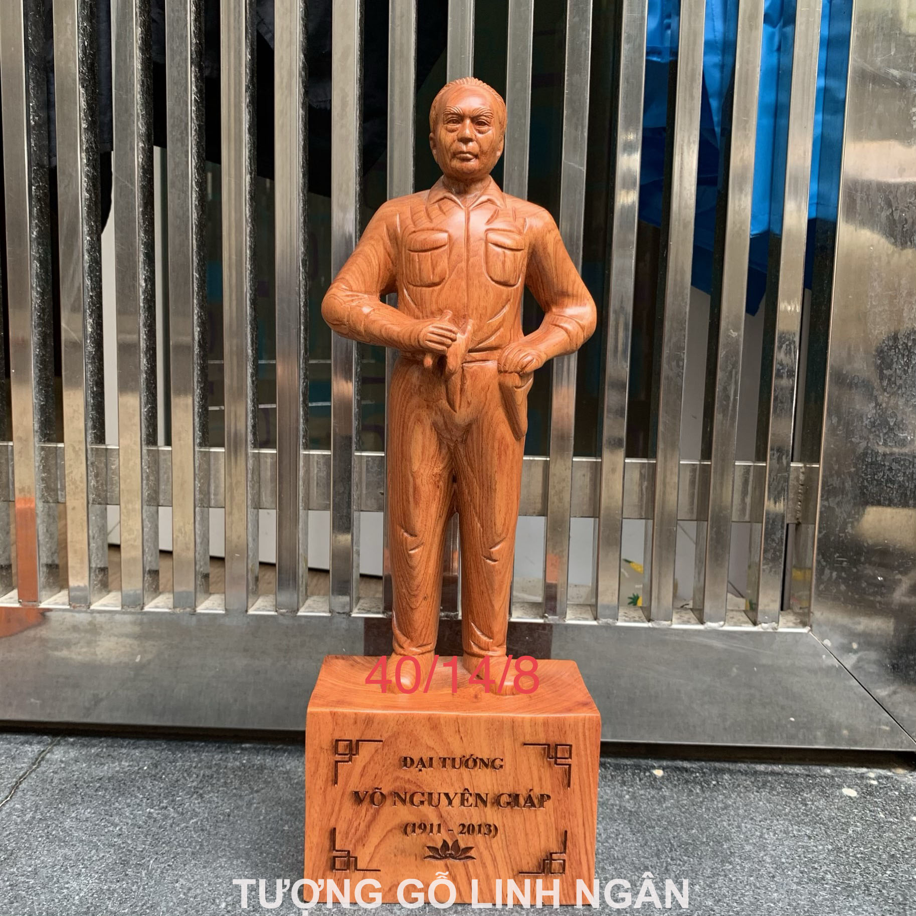 Tượng Đại tướng Võ Nguyên Giáp bằng gỗ hương