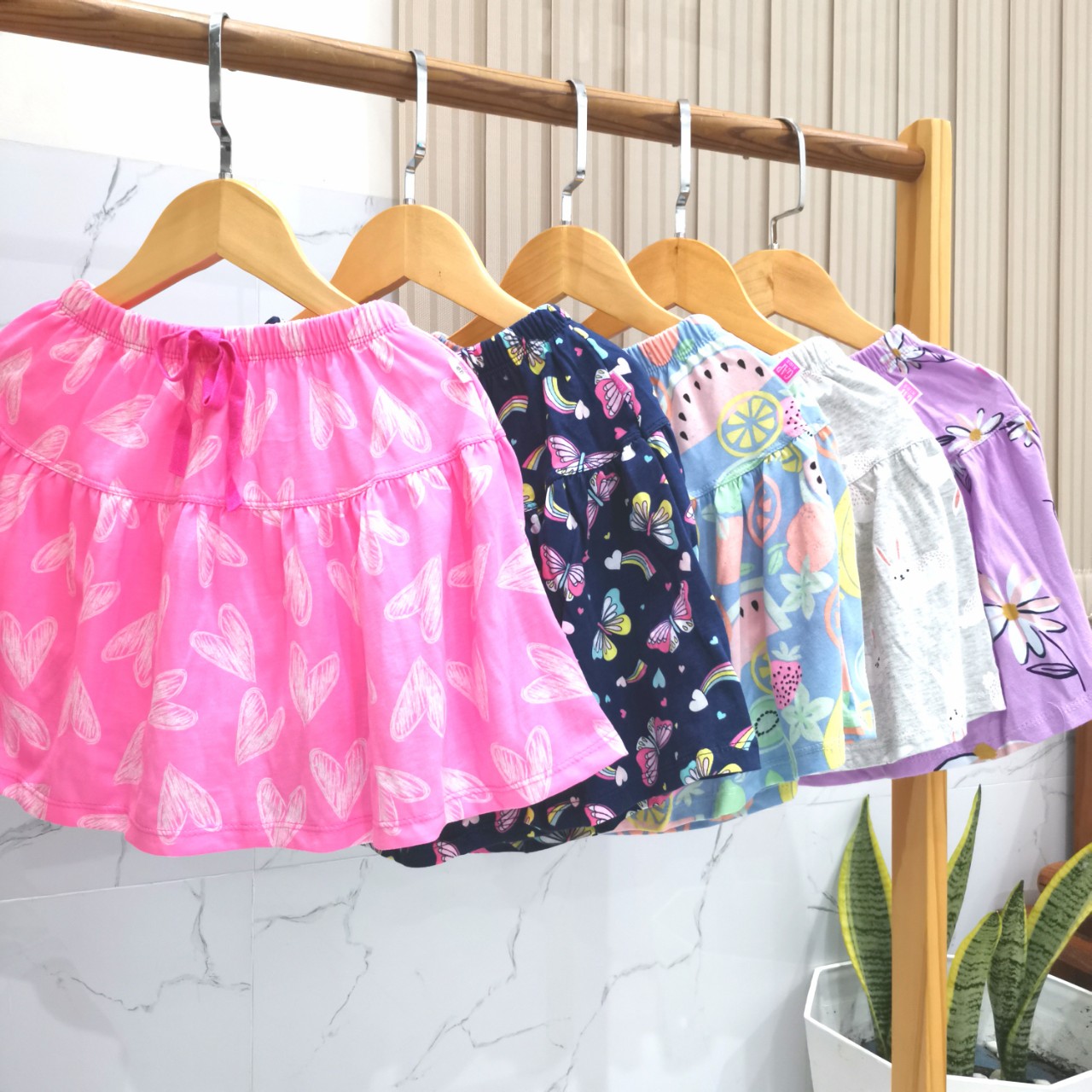 (giá rẻ nhất)chân váy  bé gái có chip đùi size đại từ 18 tới 48kg tầm 5 tuổi cho tới 14 tuổi chất thun cotton vải dư hơn 20 mẫu để chọn