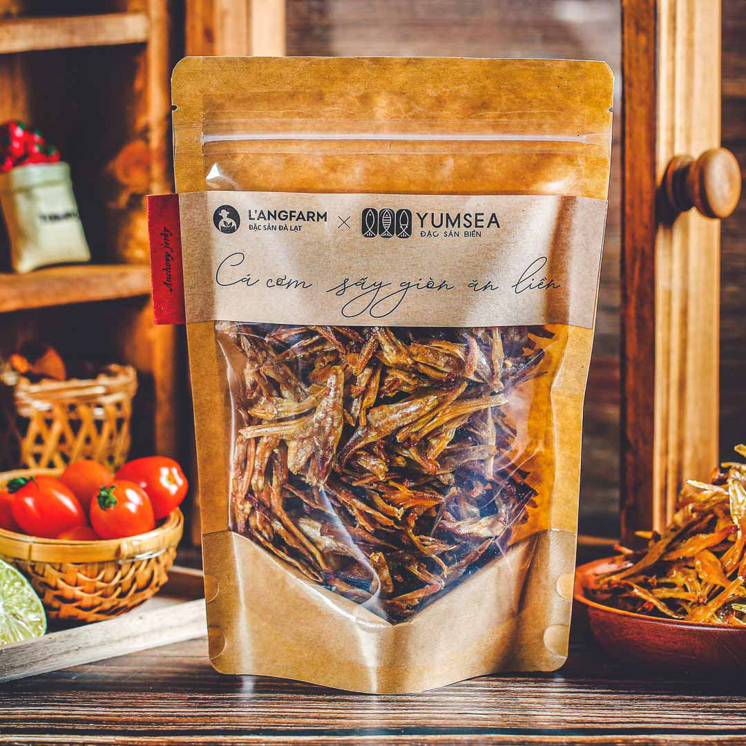 Cá cơm sấy giòn ăn liền Yumsea, 135g, bịch, mẫu kraft 1 mặt trong L'angfarm