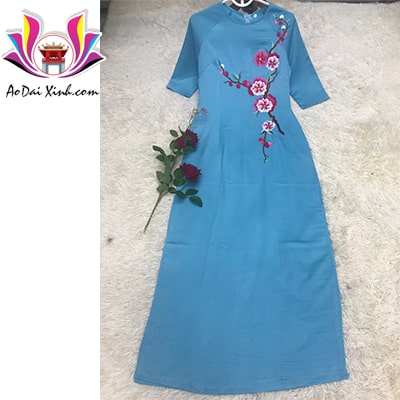 Áo tây thi thêu xanh lam, cổ tròn tay lỡ.