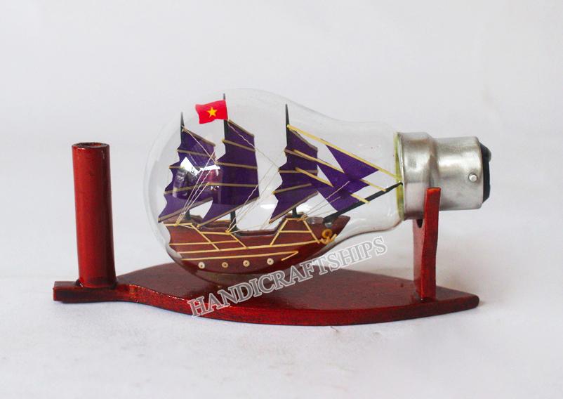 Thuyền buồm gỗ trang trí Hạ Long trong bóng đèn