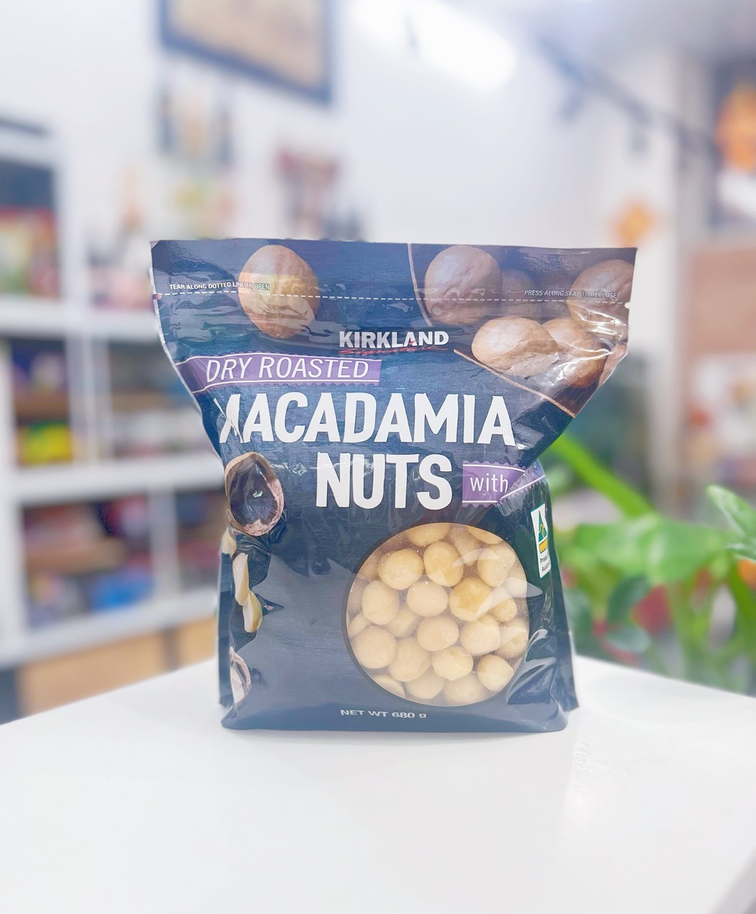 Hạt mắc ca rang muối biển Macadamia nuts hiệu Kirkland Signature túi zip 680GR