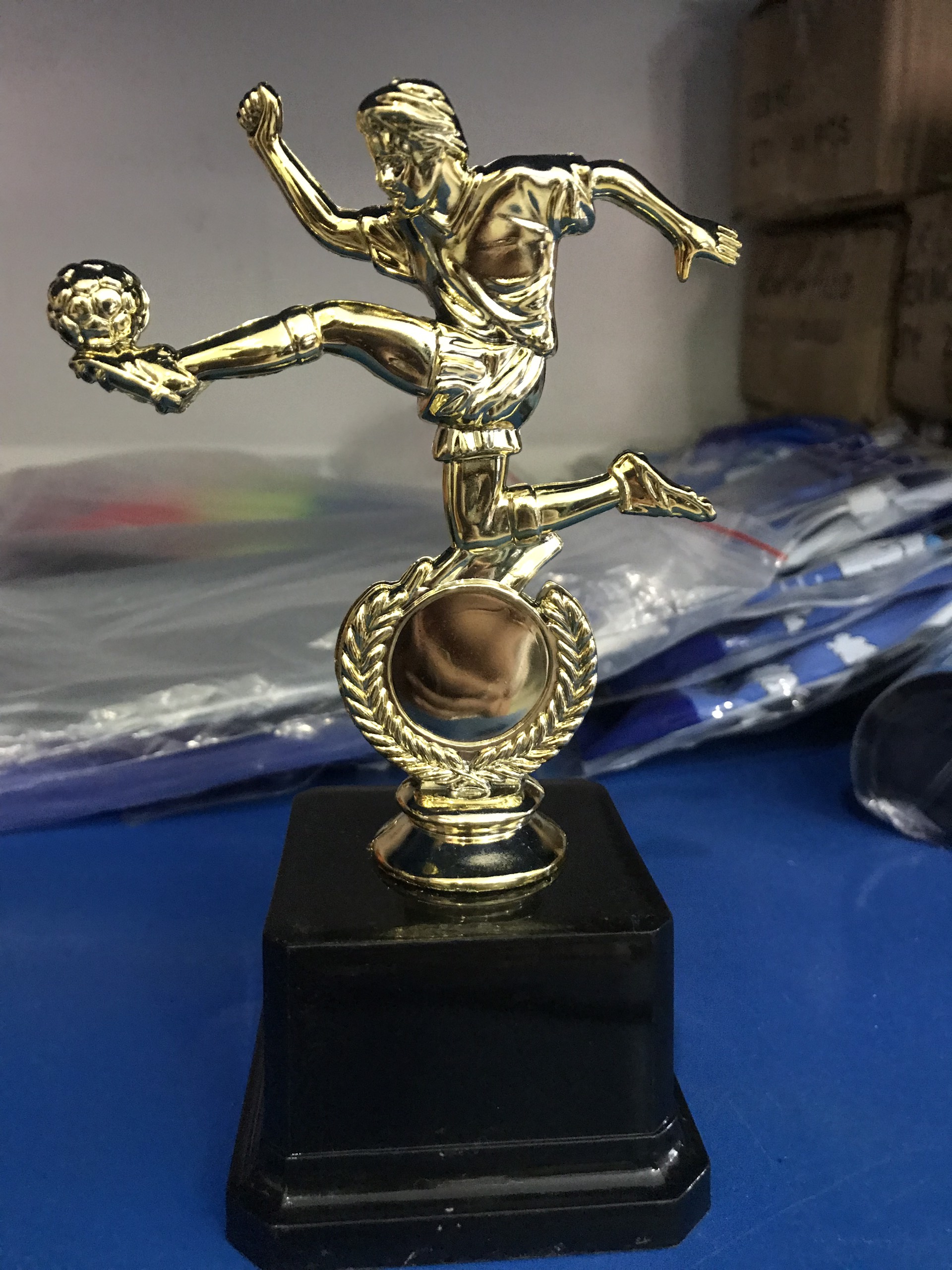 Cup thể thao  bóng đá bằng nhựa (vàng)