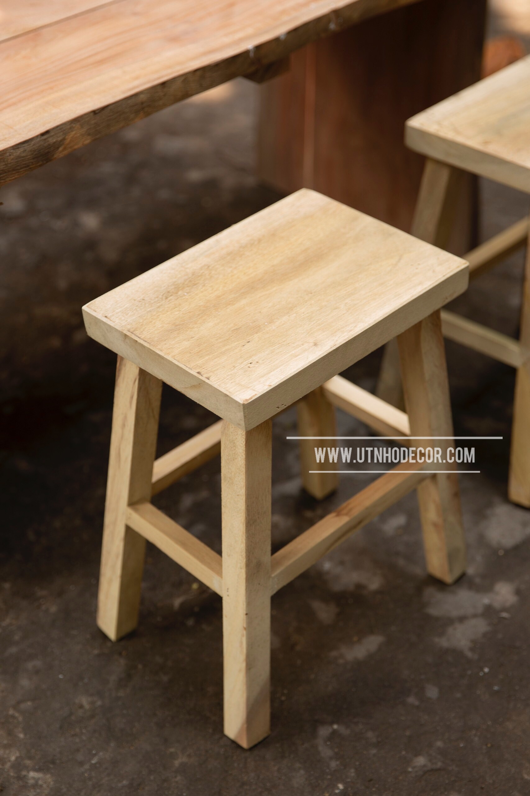 Ghế đôn gỗ tự nhiên mặt vuông 4 chân chiều cao 40 CM