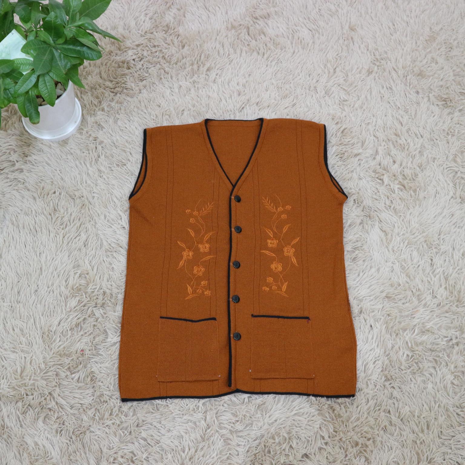 Áo len gile cổ tim thêu hoa cho người lớn tuổi, cho bà, cho mẹ - Made in VN