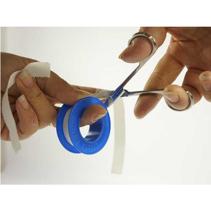 Băng keo cá nhân - Băng dính cuộn vải lụa, băng gạc y tế UGOTANA 1,25cm x 5m - Băng gâu, Băng dán vết thương, an toàn tiện dụng dùng băng các vết thương trong phẫu thuật, để cố định catheter, kim truyền - Hộp 1 cuộn