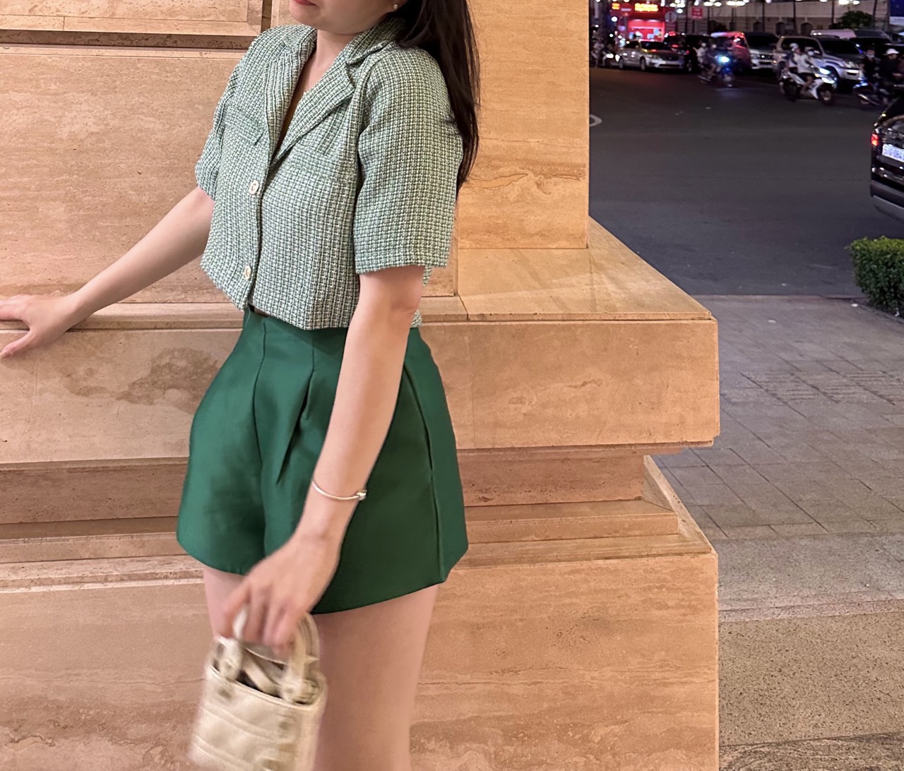 Set croptop dạ cổ vest tay ngắn và quần short