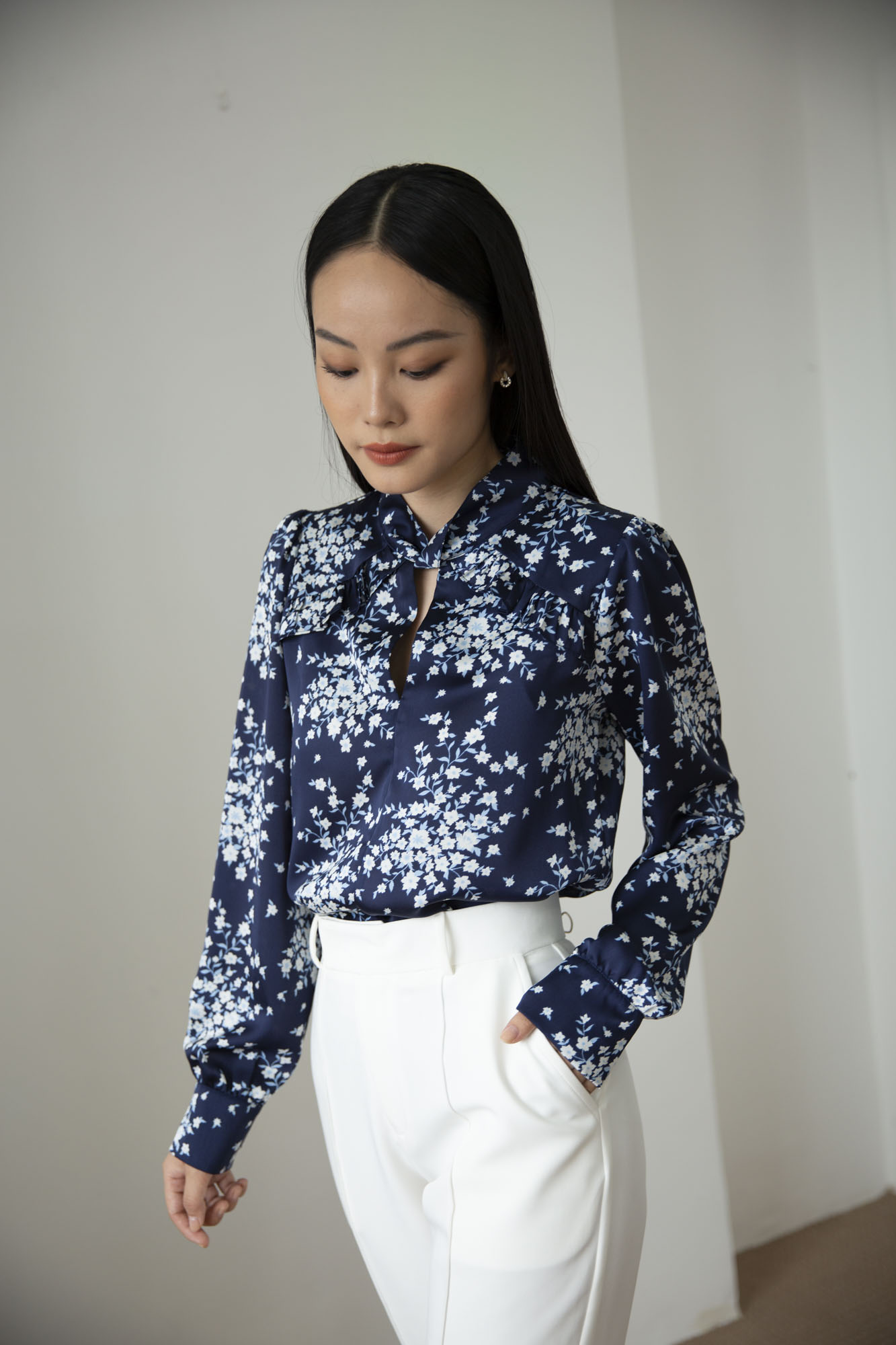 Sơ mi lụa in hoa - xanh đen