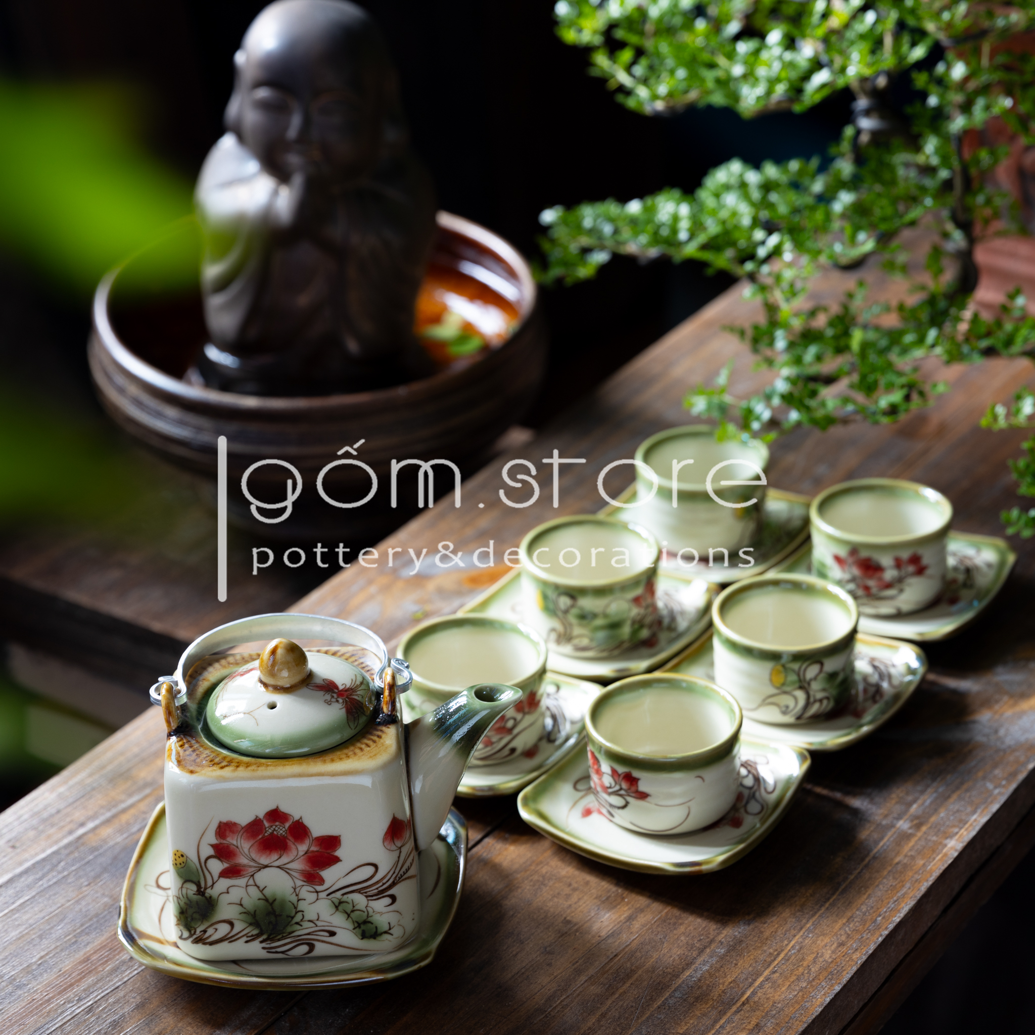 Ấm trà Bát Tràng dáng vuông vẽ tay hoa đào, hoa sen
