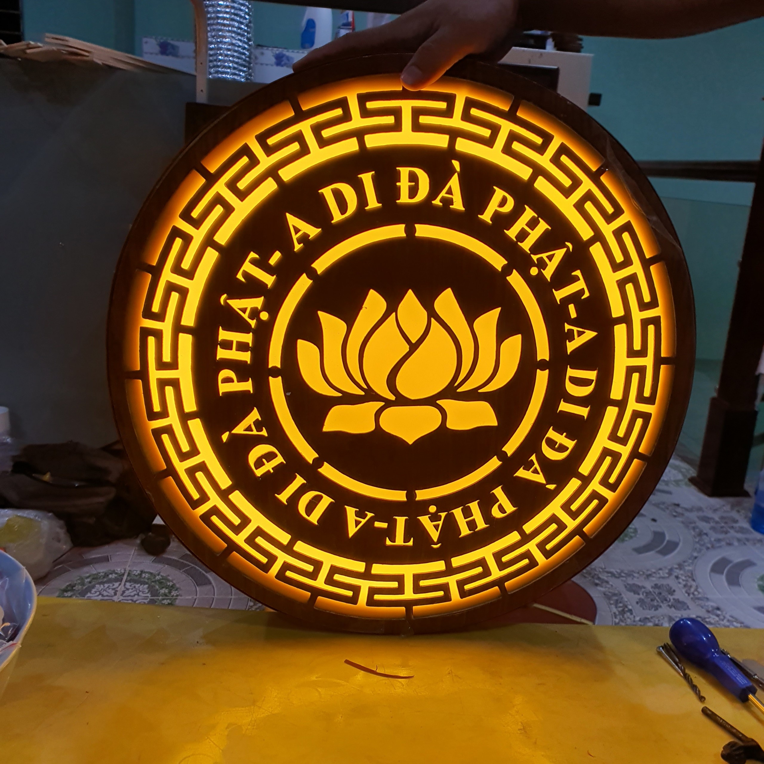 Đèn thờ/Đèn trang trí bàn thờ/ Đèn thờ hào quang- mẫu hoa sen-chữ adidaphat