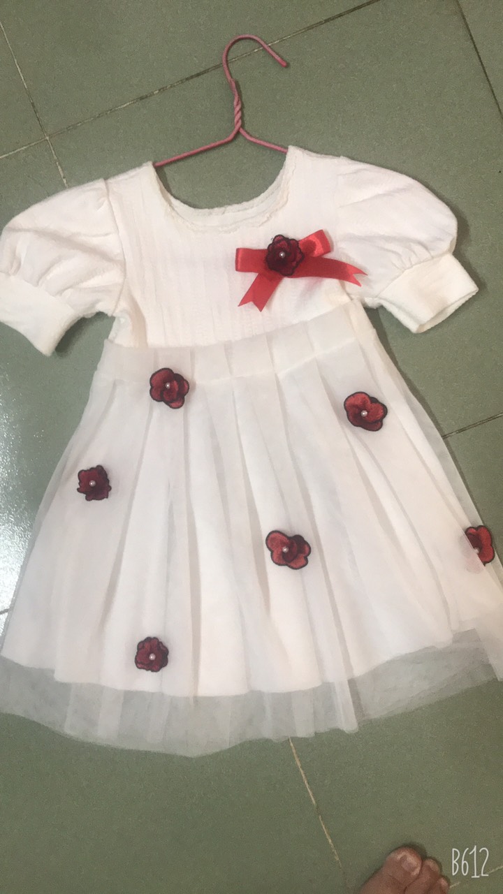 Đầm trắng kết hoa xếp ly