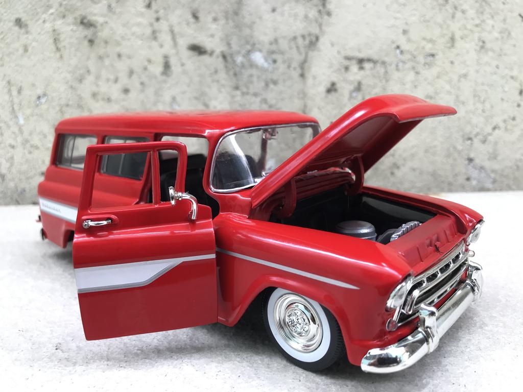 Mô hình xe cổ CHEVY SUBURBAN 1957 1:24