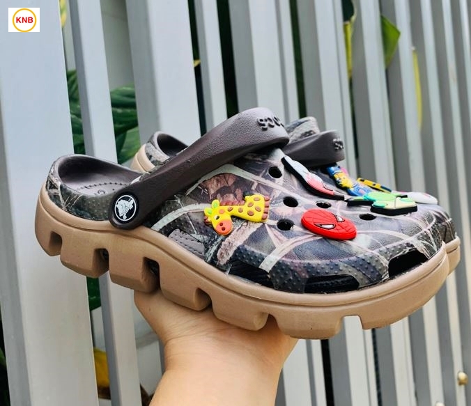 Dép sục Crocs duet đế nâu nhạt xám vẩy sơn quai ngang nam và nữ [KÈM HỘP +12 Jitbitz] Dép cá sấu Crocs camo-dép quai ngang Cross duet Sport-dép sục-cá tính siêu nhẹ đi mưa đi nắng thoải mái chống trơn trượt có nhiều lỗ thông thoáng