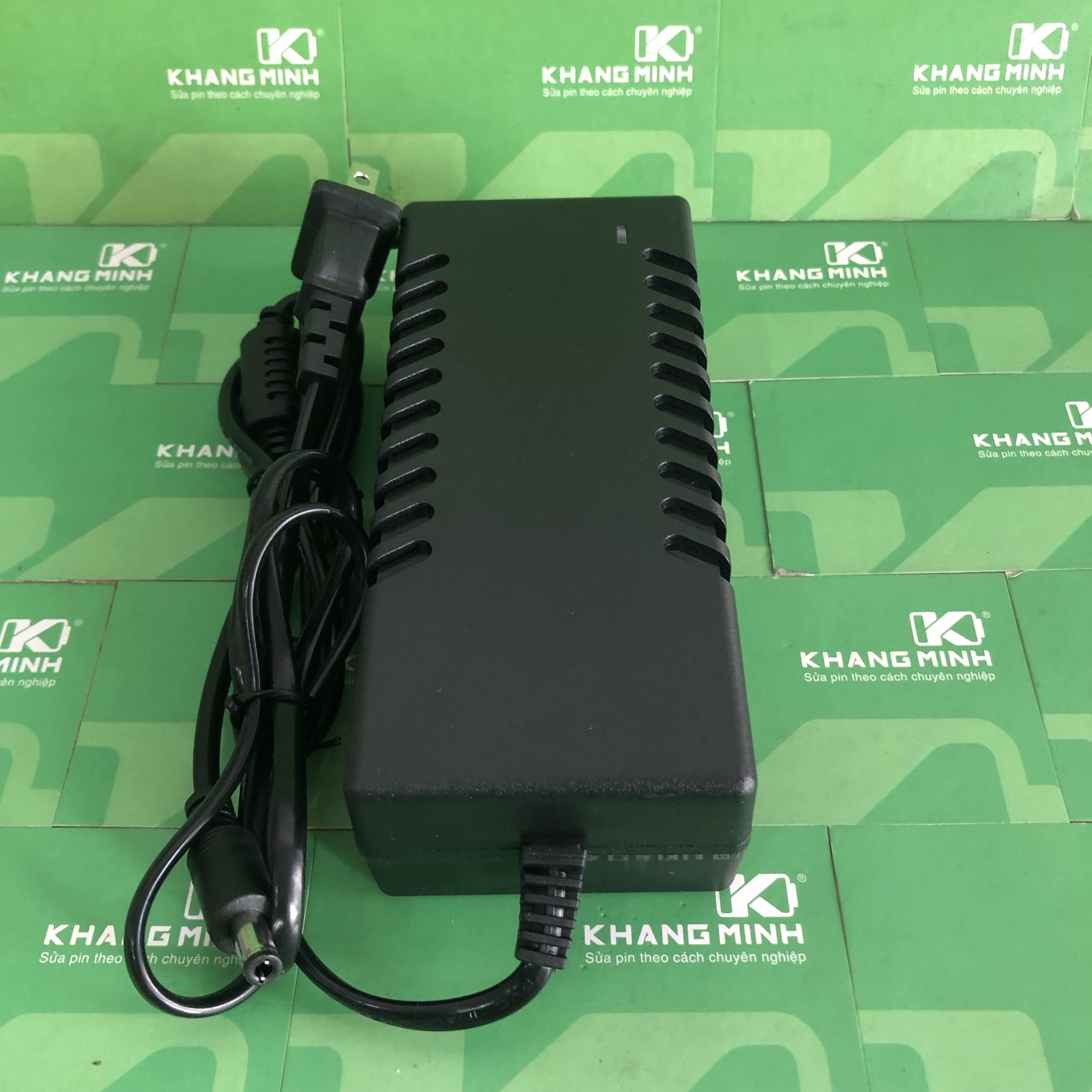 Sạc 21v 2a đèn báo đầy chuyên sạc pin li-ion 5 18v 21v