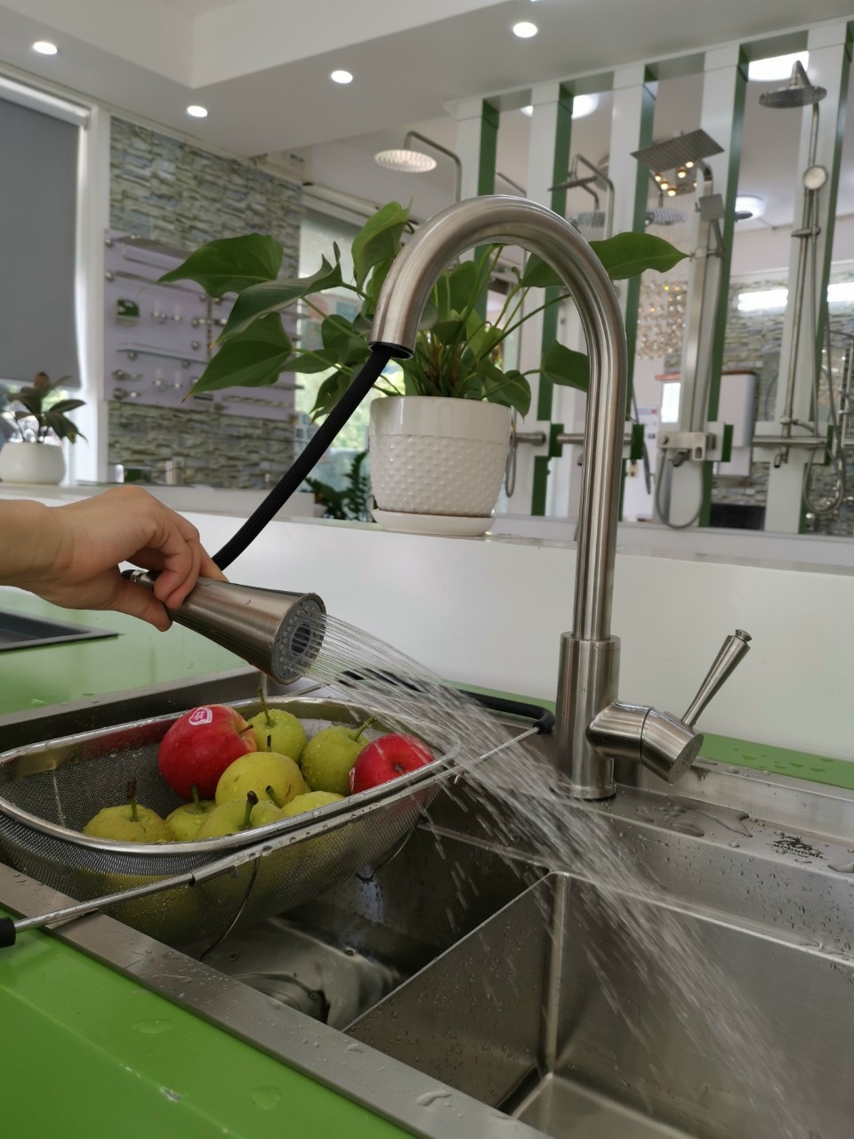 Vòi rửa chén bát rút dây inox 34 đúc dày, bảo hành 6 năm