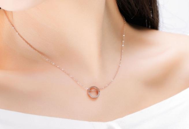 Dây chuyền titan vòng tròn viền nữa đá - cam kết không đen