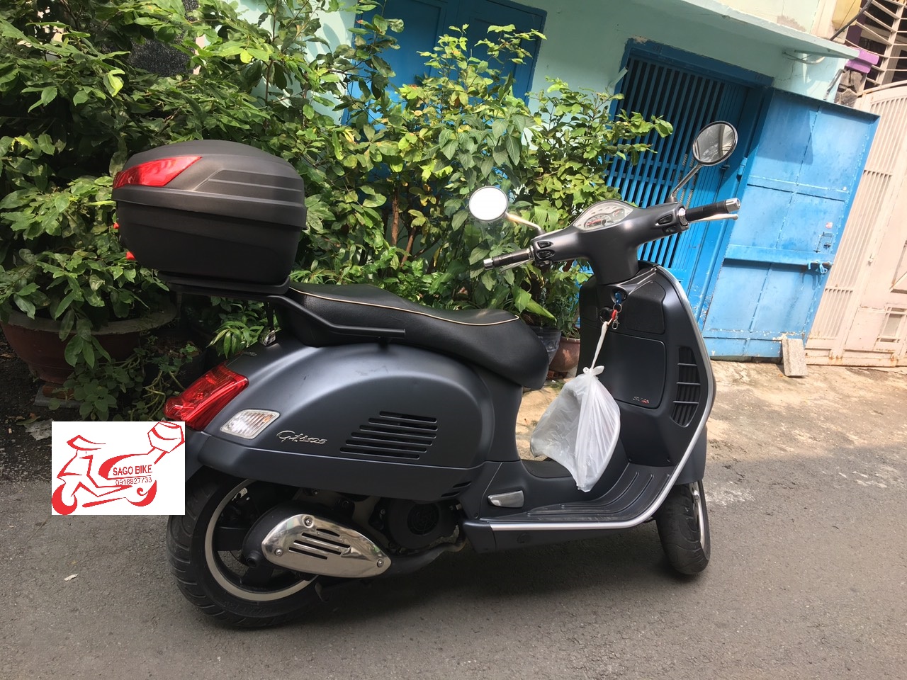Thùng xe Vespa GTS mẫu B27N và baga SRV theo xe