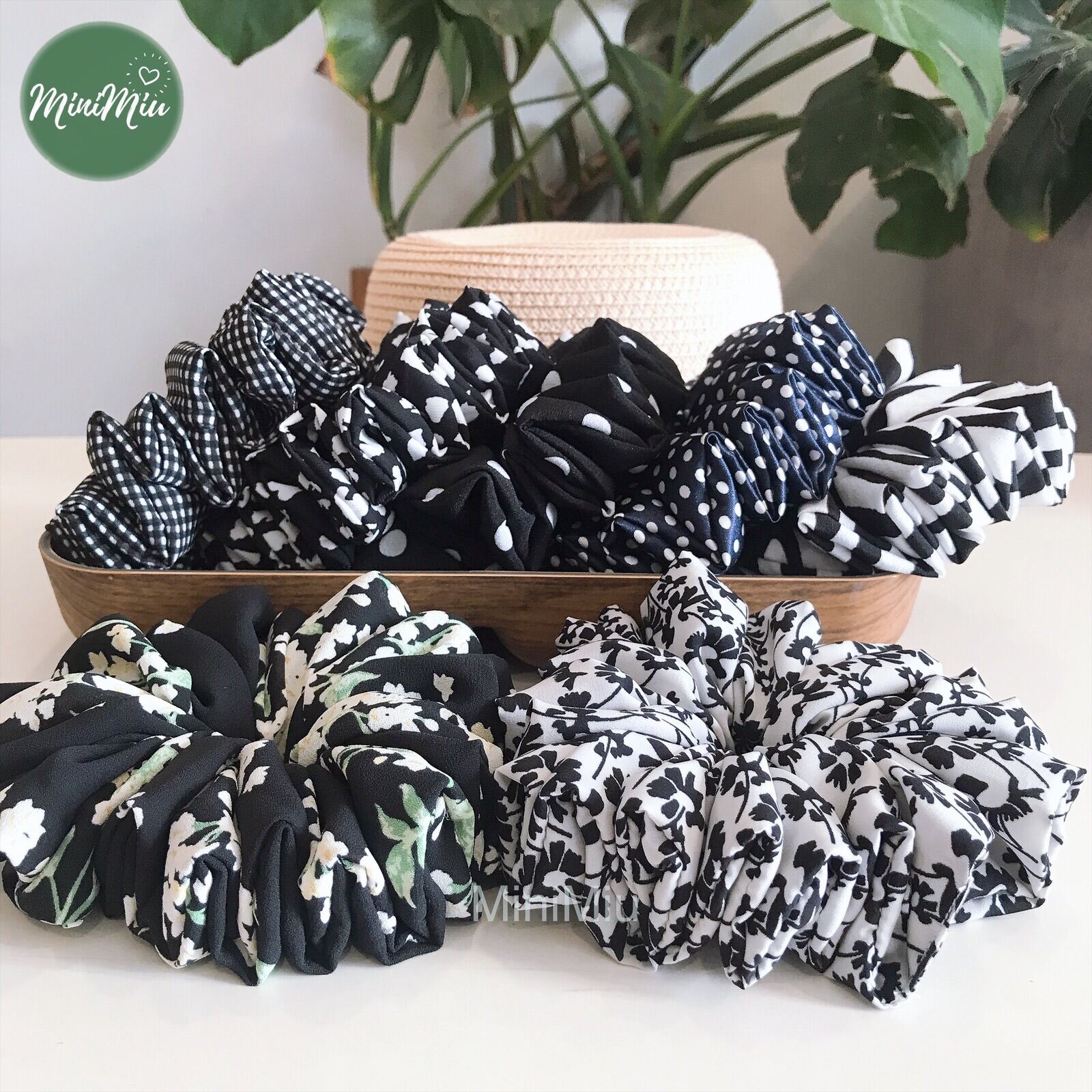 [SILK]Dây buộc tóc Scrunchies handmade tone trắng đen hoạ tiết, bản rộng 5cm, độ nhún dày chun co giãn tốt, cột tóc không đau - MiniMiu