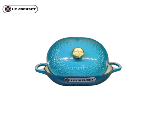 LE CREUSET Một cái chảo hầm bằng sứ, và một cái chảo được chạm trổ 31cm, trong một cái nồi hình bầu dục.