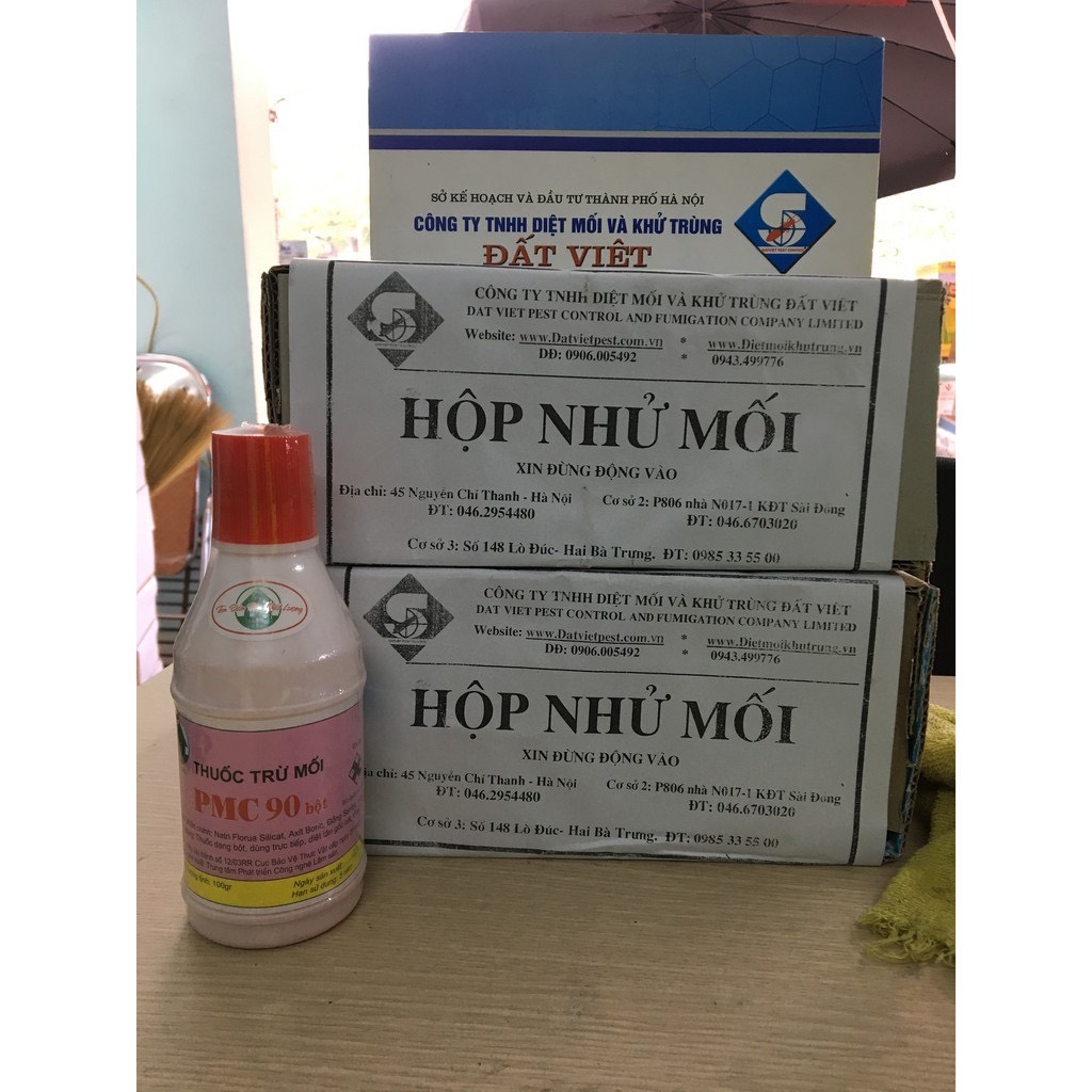 Bộ sản phẩm diệt mối tận gốc gồm 2 hộp nhử mối và 1 lọ thuốc diệt mối PMC 90