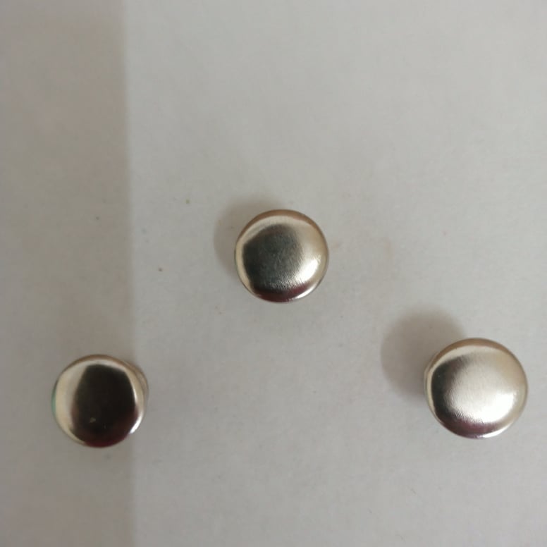 Nút bấm đinh tán lưỡi trai mũ bảo hiểm