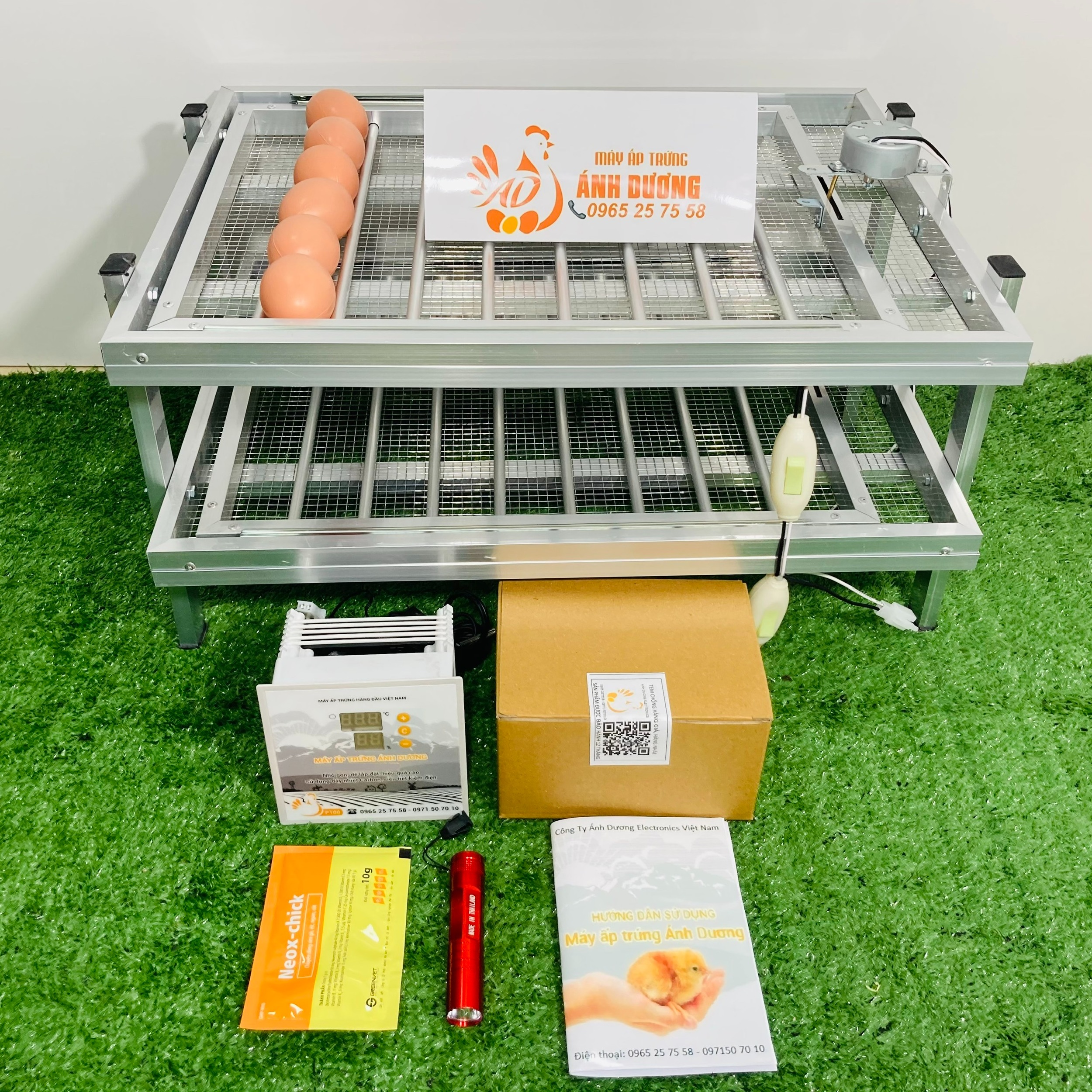 Combo 4 món: Máy ấp trứng gà mini ánh dương P100 + 2 Khay đảo tự động bằng nhôm + Đèn pin soi trứng ( Tặng úm cao cấp )