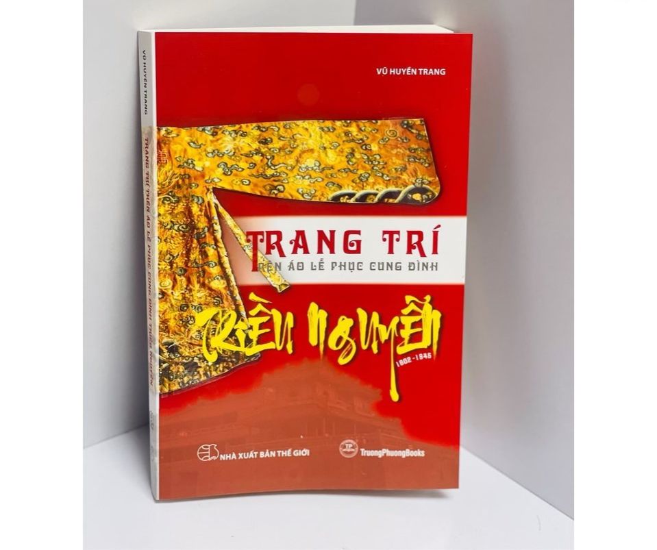 Sách -  Trang trí trên áo lễ phục cung đình triều Nguyễn  - Vũ Huyền Trang - Nhà sách Học Liệu